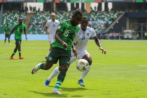 Basilio Ndong (în alb), la meciul cu Nigeria (1-1) // Foto: Imago
