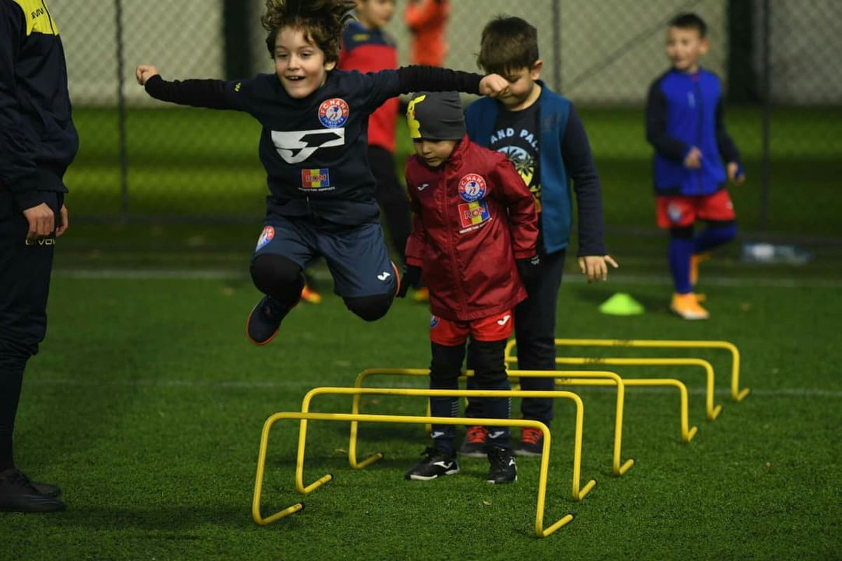 O altfel de școală de fotbal în România: „Îi las singuri cu ursul în mijlocul pădurii. Trebuie să lupte cu ursul și să se întoarcă acasă”