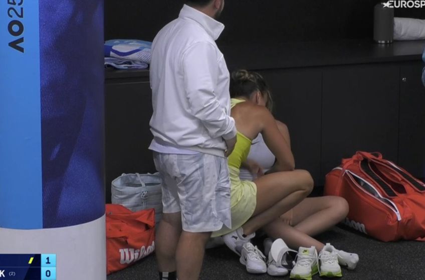 Aryna Sabalenka (26 de ani și 1 WTA) a învins-o pe Paula Badosa (27 de ani și 12 WTA), scor 6-4, 6-2, și s-a calificat în finala Australian Open. Cele două au oferit momente inedite la finalul partidei, pe culoarul către vestiare.