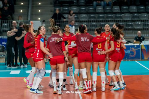 Voleibalistele de la Alba Blaj sărbătorind victoria Foto: Facebook Alba Blaj/Adrian Hetak