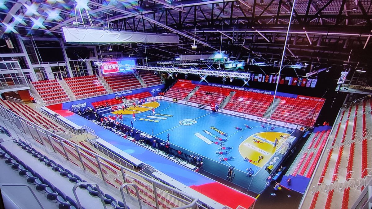 Asistență ridicolă la un meci de la Campionatul Mondial de handbal masculin: „12 oameni, 5 fac parte din staff”