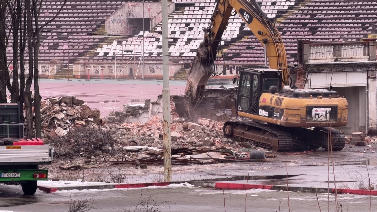 Tribuna a II-a de la stadionul Dinamo a început să fie demolată, urmează peluza „Cătălin Hîldan” » Avem imagini de pe șantier