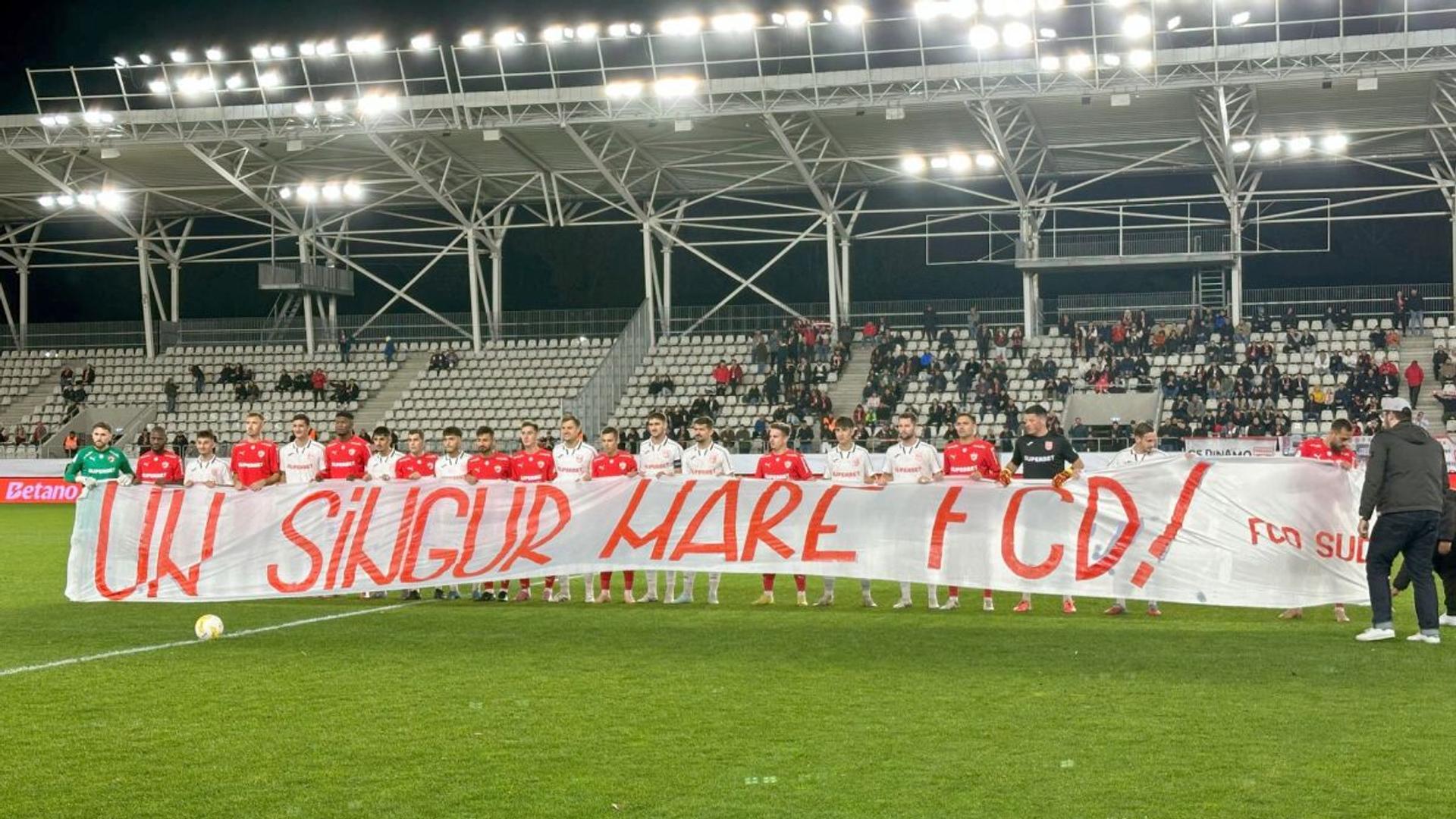 Jucători și oficiali Dinamo București sărbătorind 78 de ani cu trofee și mesaje despre palmares Dinamo și aniversare Dinamo | sursa foto: Gazeta Sporturilor