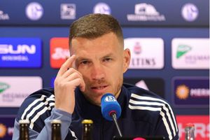 Dzekomania la Gelsenkirchen » Suporterii lui Schalke au cumpărat mii de tricouri ale atacantului de 39 de ani!