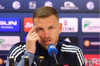 Dzekomania la Gelsenkirchen » Suporterii lui Schalke au cumpărat mii de tricouri ale atacantului de 39 de ani!