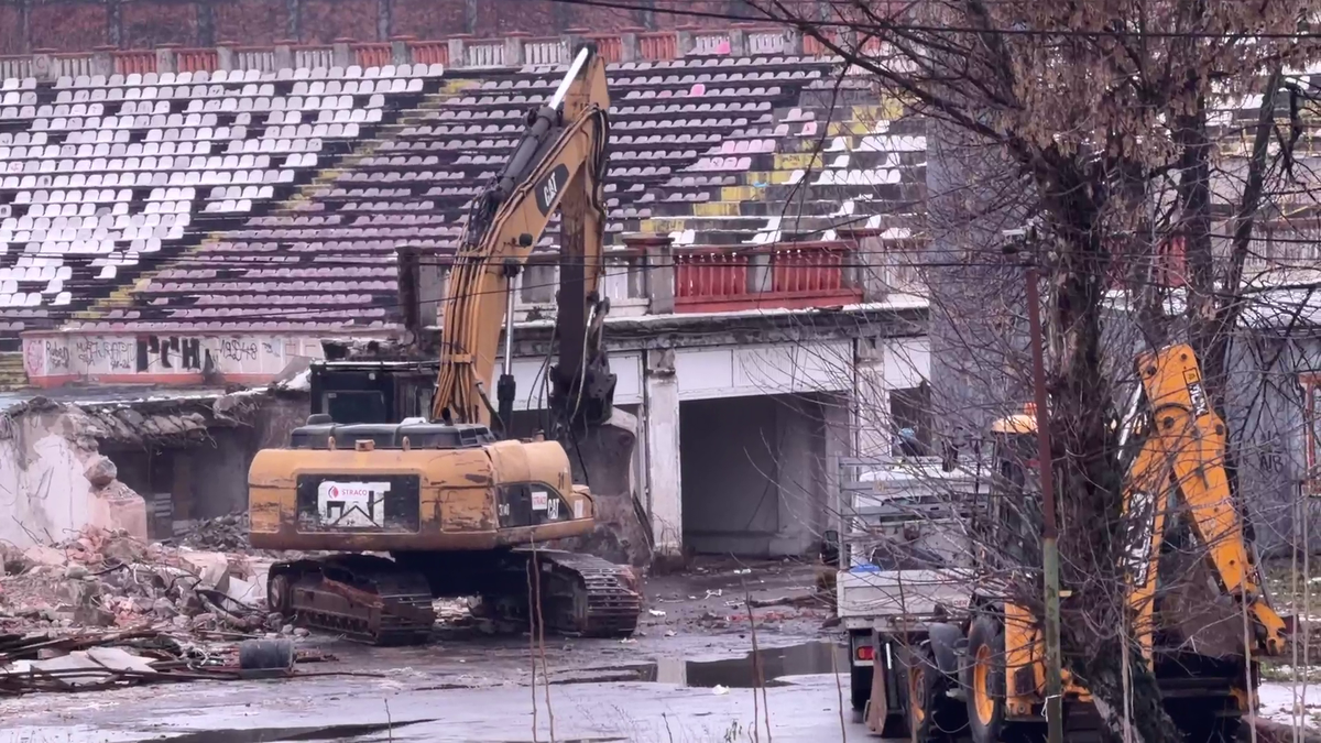 Tribuna a II-a de la stadionul Dinamo a început să fie demolată, urmează peluza „Cătălin Hîldan” » Avem imagini de pe șantier