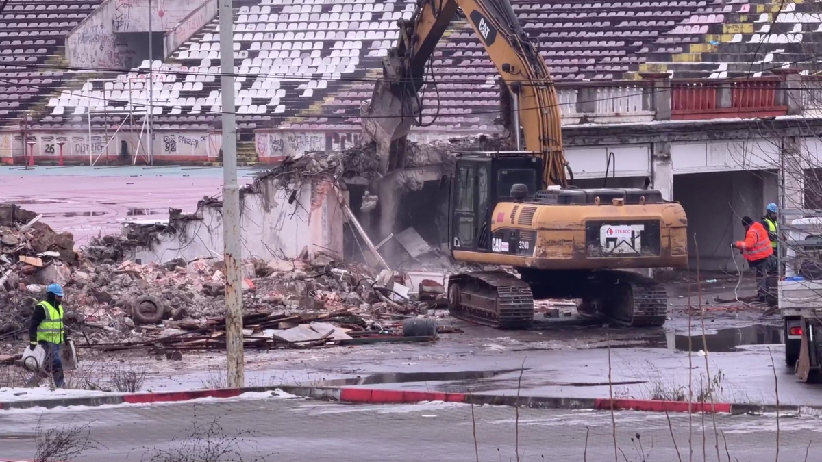 Tribuna a II-a de la stadionul Dinamo a început să fie demolată, urmează peluza „Cătălin Hîldan” » Avem imagini de pe șantier