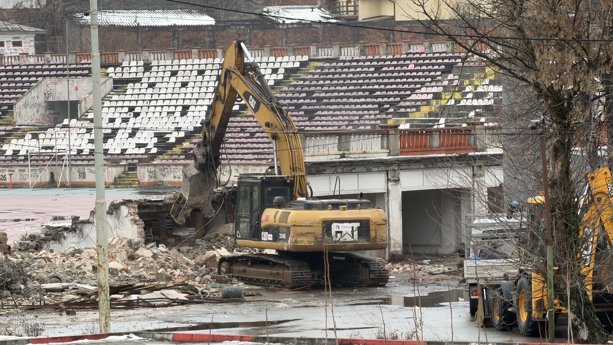 Tribuna a II-a de la stadionul Dinamo a început să fie demolată, urmează peluza „Cătălin Hîldan” » Avem imagini de pe șantier