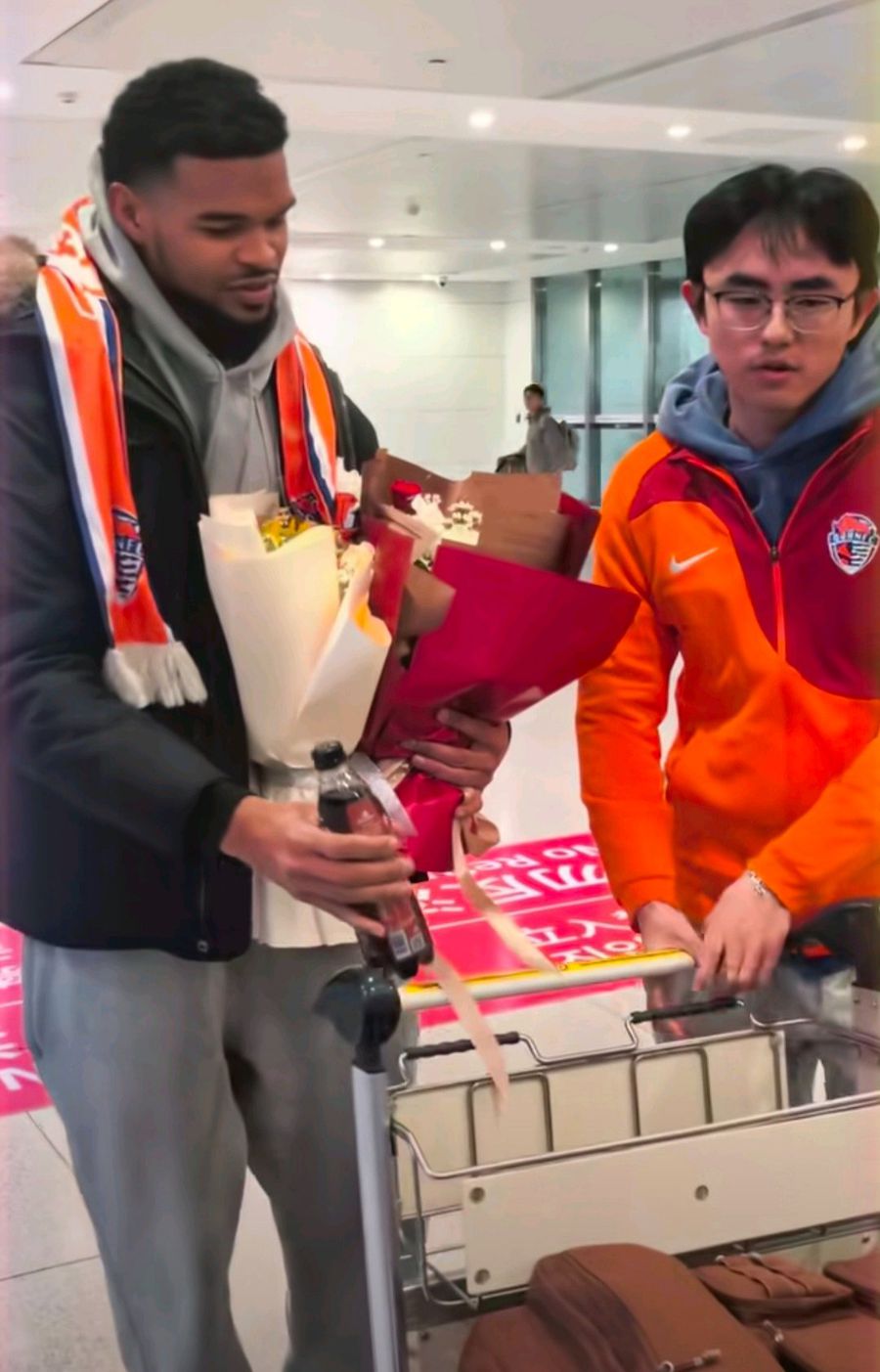 E gata! Malcom Edjouma, prezentat la noua echipă după despărțirea de FCSB