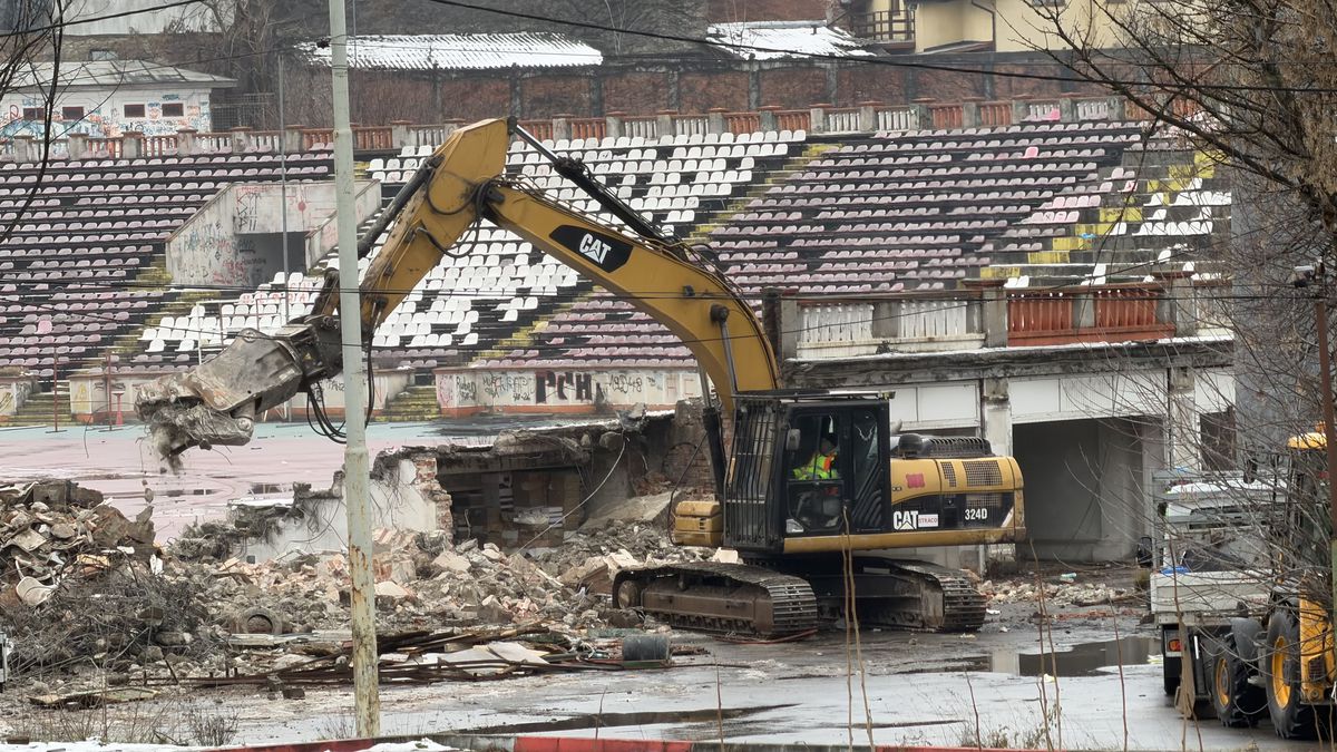 Tribuna a II-a de la stadionul Dinamo a început să fie demolată, urmează peluza „Cătălin Hîldan” » Avem imagini de pe șantier