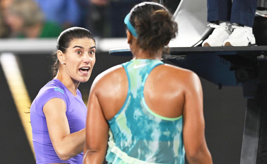 Sorana Cîrstea și Naomi Osaka, reproșuri la fileu / Foto: Imago Eforturi uriașe pentru ca Transylvania Open să rămână în februarie: „Am stat pe holuri după șefii de la WTA”