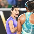 Sorana Cîrstea și Naomi Osaka, reproșuri la fileu / Foto: Imago