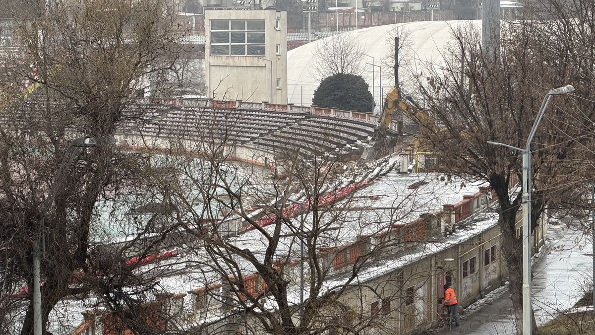 Tribuna a II-a de la stadionul Dinamo a început să fie demolată, urmează peluza „Cătălin Hîldan” » Avem imagini de pe șantier