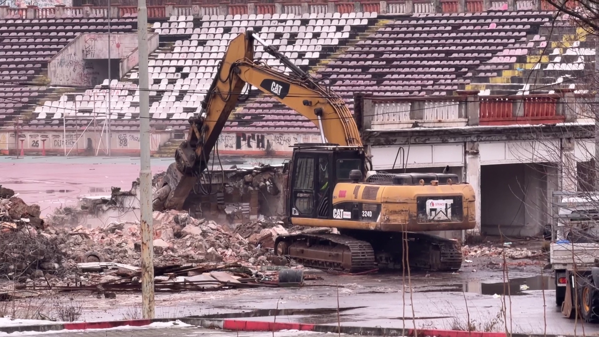 Tribuna a II-a de la stadionul Dinamo a început să fie demolată, urmează peluza „Cătălin Hîldan” » Avem imagini de pe șantier