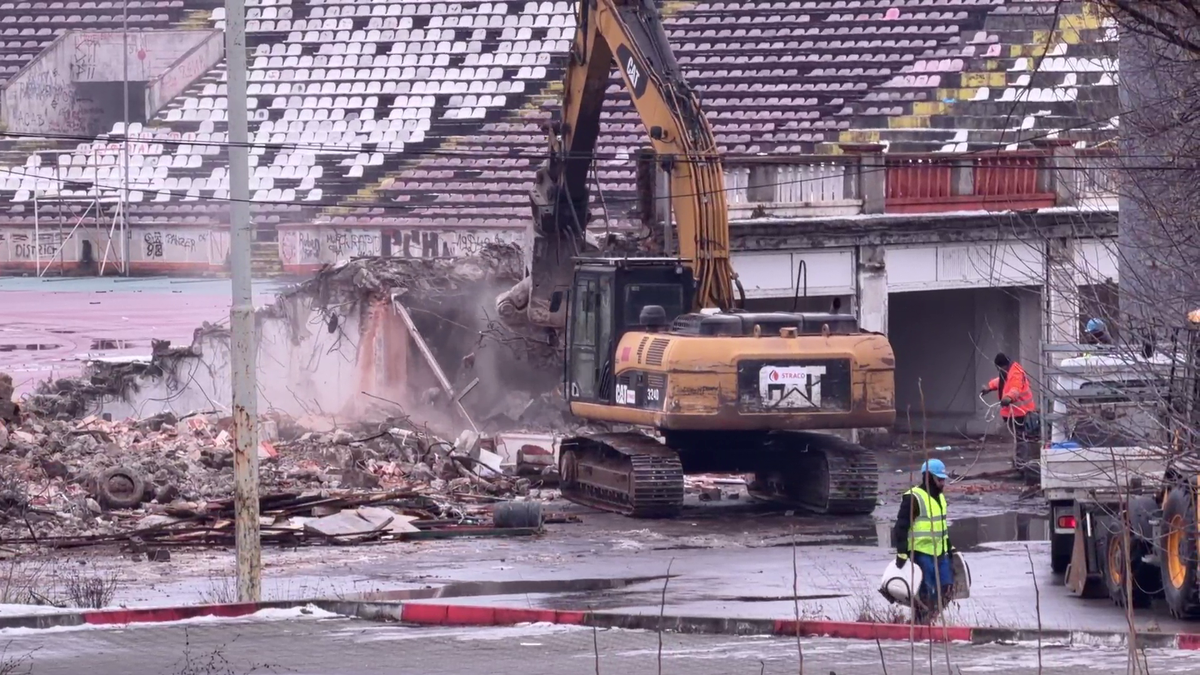Tribuna a II-a de la stadionul Dinamo a început să fie demolată, urmează peluza „Cătălin Hîldan” » Avem imagini de pe șantier
