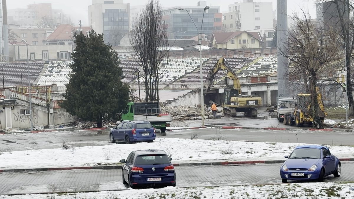 Tribuna a II-a de la stadionul Dinamo a început să fie demolată, urmează peluza „Cătălin Hîldan” » Avem imagini de pe șantier