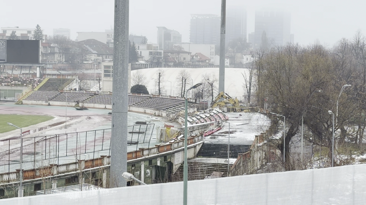 Tribuna a II-a de la stadionul Dinamo a început să fie demolată, urmează peluza „Cătălin Hîldan” » Avem imagini de pe șantier