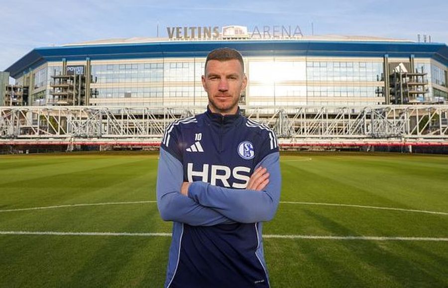 Dzekomania la Gelsenkirchen » Suporterii lui Schalke au cumpărat mii de tricouri ale atacantului de 39 de ani!