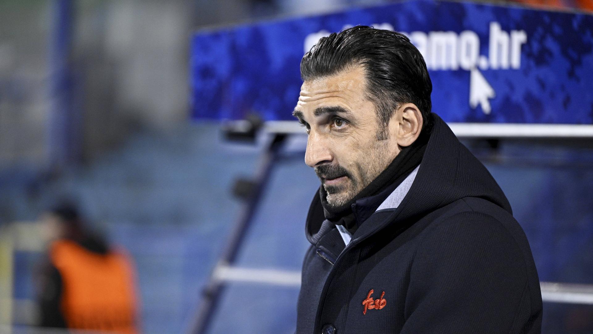 Elias Charalambous în timpul unei conferințe de presă după despărțirea de FCSB, discutând ofertele pentru antrenorat în Cipru. | sursa foto: Gazeta Sporturilor