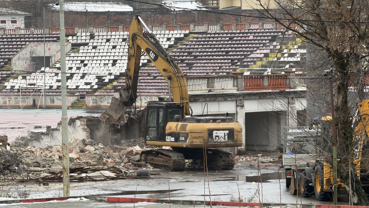 Tribuna a II-a de la stadionul Dinamo a început să fie demolată, urmează peluza „Cătălin Hîldan” » Avem imagini de pe șantier