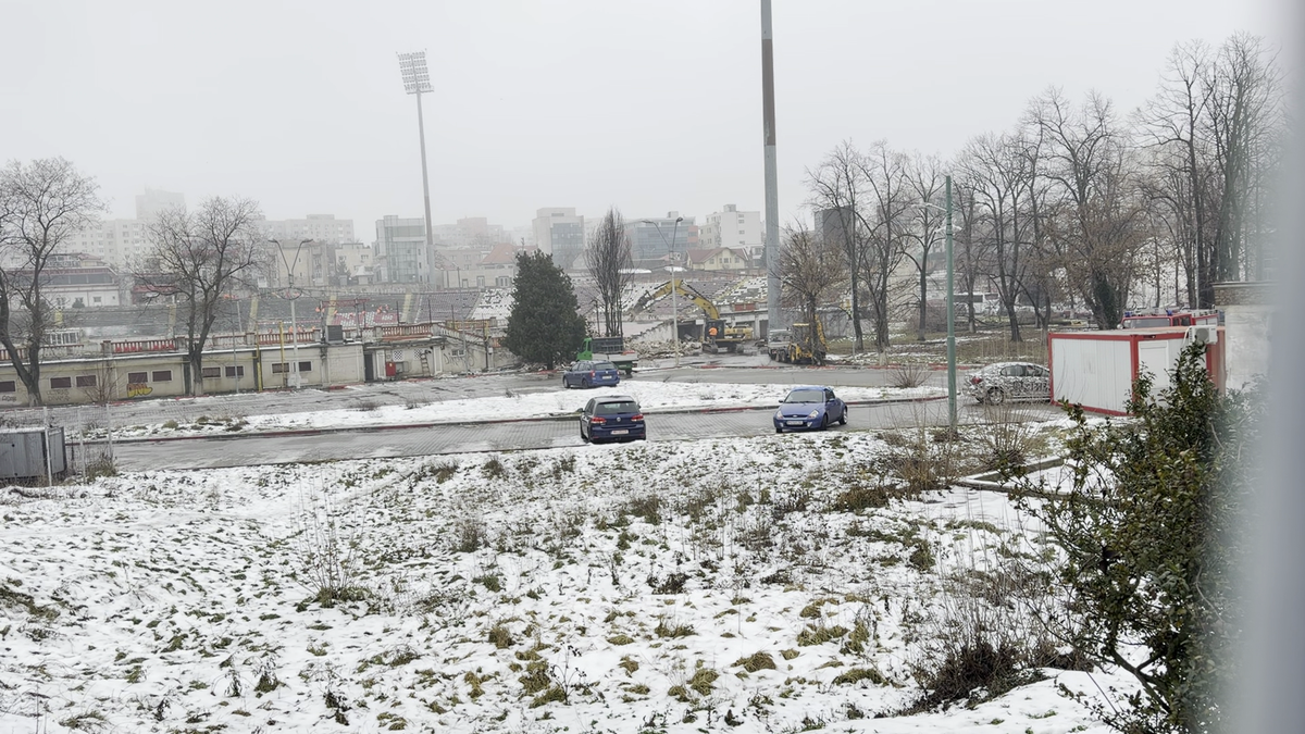Tribuna a II-a de la stadionul Dinamo a început să fie demolată, urmează peluza „Cătălin Hîldan” » Avem imagini de pe șantier