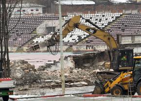 Tribuna a II-a de la stadionul Dinamo a început să fie demolată, urmează peluza „Cătălin Hîldan” » Avem imagini de pe șantier