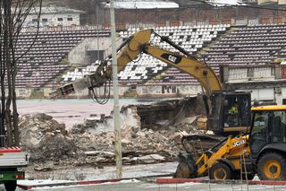 Tribuna a II-a de la stadionul Dinamo a început să fie demolată, urmează peluza „Cătălin Hîldan” » Avem imagini de pe șantier