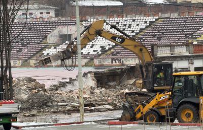 Tribuna a II-a de la stadionul Dinamo a început să fie demolată, urmează peluza „Cătălin Hîldan” » Avem imagini de pe șantier
