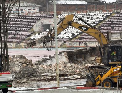 Tribuna a II-a de la stadionul Dinamo a început să fie demolată, urmează peluza „Cătălin Hîldan” » Avem imagini de pe șantier