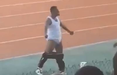 VIDEO „Șumudică” din Zanzibar: și-a dat jos pantalonii în fața suporterilor. De ce a făcut acest gest