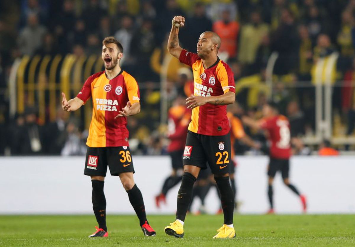 FENERBAHCE - GALATASARAY 1-3 // VIDEO + FOTO Florin Andone, pe bancă într-un derby infernal: bătăi în tribune, jucători loviți și o victorie ISTORICĂ