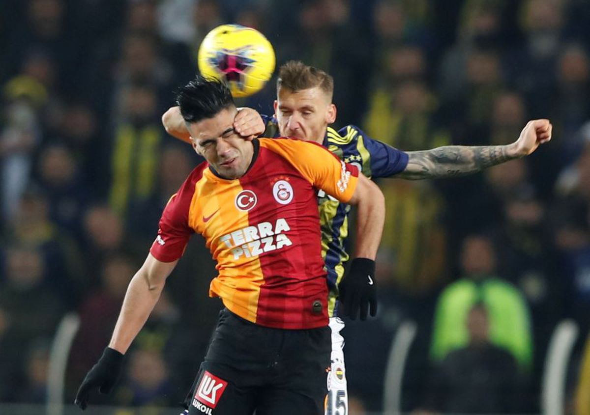 FENERBAHCE - GALATASARAY 1-3 // VIDEO + FOTO Florin Andone, pe bancă într-un derby infernal: bătăi în tribune, jucători loviți și o victorie ISTORICĂ