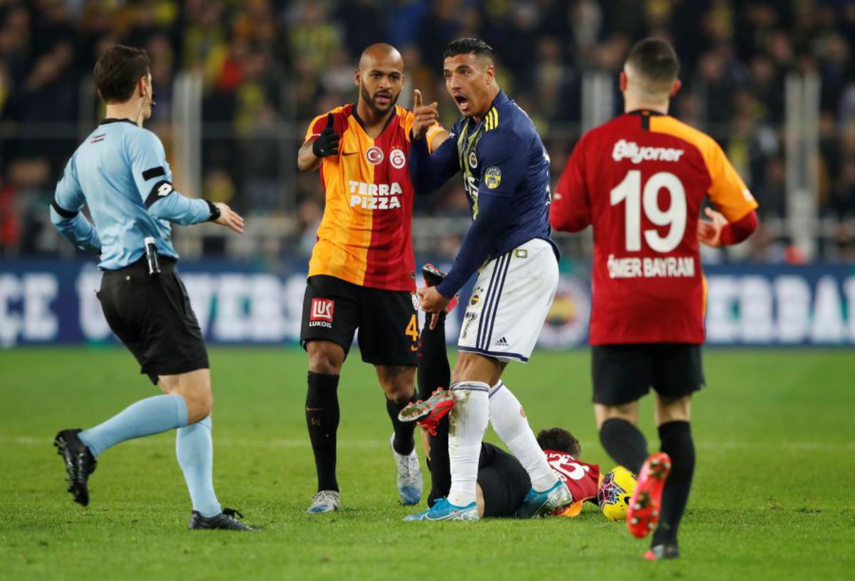 FENERBAHCE - GALATASARAY 1-3 // VIDEO + FOTO Florin Andone, pe bancă într-un derby infernal: bătăi în tribune, jucători loviți și o victorie ISTORICĂ