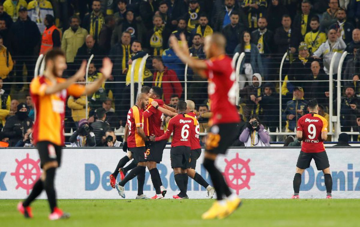 FENERBAHCE - GALATASARAY 1-3 // VIDEO + FOTO Florin Andone, pe bancă într-un derby infernal: bătăi în tribune, jucători loviți și o victorie ISTORICĂ