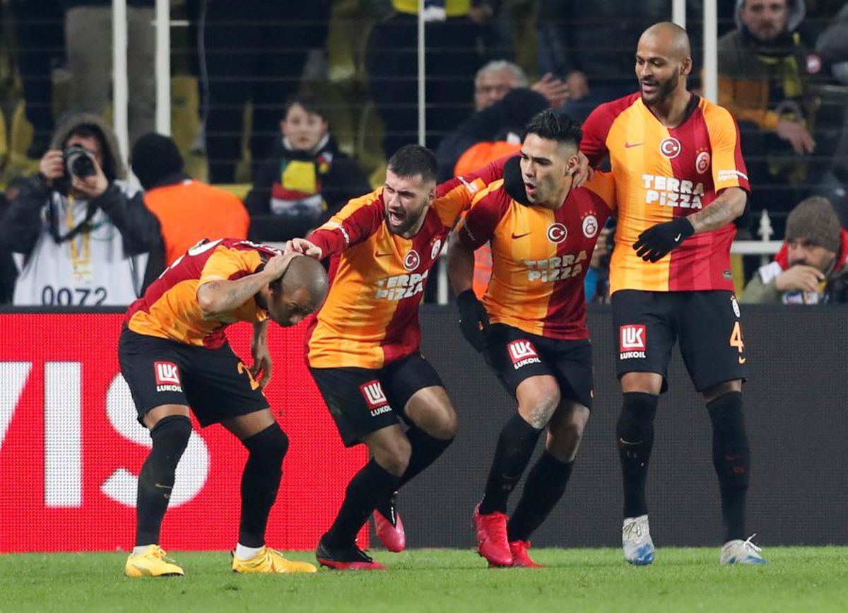 FENERBAHCE - GALATASARAY 1-3 // VIDEO + FOTO Florin Andone, pe bancă într-un derby infernal: bătăi în tribune, jucători loviți și o victorie ISTORICĂ