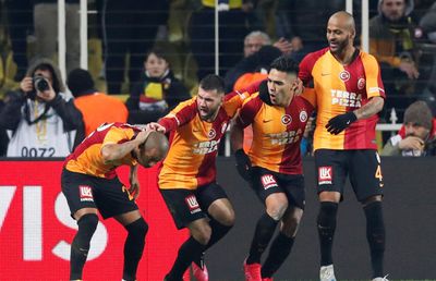 FENERBAHCE - GALATASARAY 1-3 // VIDEO + FOTO Florin Andone, pe bancă într-un derby infernal: bătăi în tribune, jucători loviți și o victorie ISTORICĂ