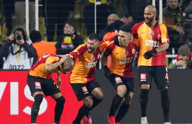 FENERBAHCE - GALATASARAY 1-3 // VIDEO + FOTO Florin Andone, pe bancă într-un derby infernal: bătăi în tribune, jucători loviți și o victorie ISTORICĂ