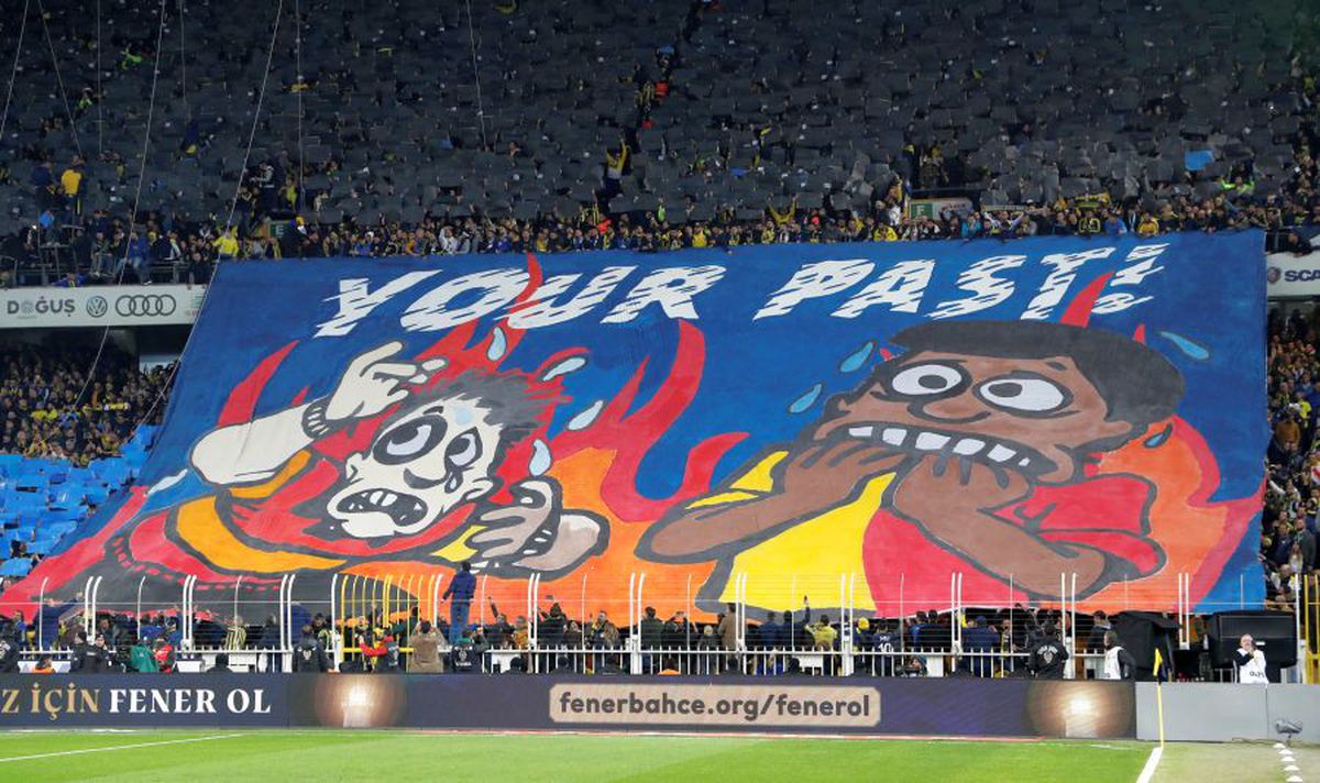 FENERBAHCE - GALATASARAY 1-3 // VIDEO + FOTO Florin Andone, pe bancă într-un derby infernal: bătăi în tribune, jucători loviți și o victorie ISTORICĂ