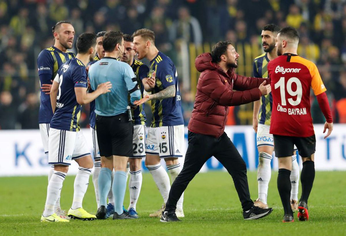 FENERBAHCE - GALATASARAY 1-3 // VIDEO + FOTO Florin Andone, pe bancă într-un derby infernal: bătăi în tribune, jucători loviți și o victorie ISTORICĂ