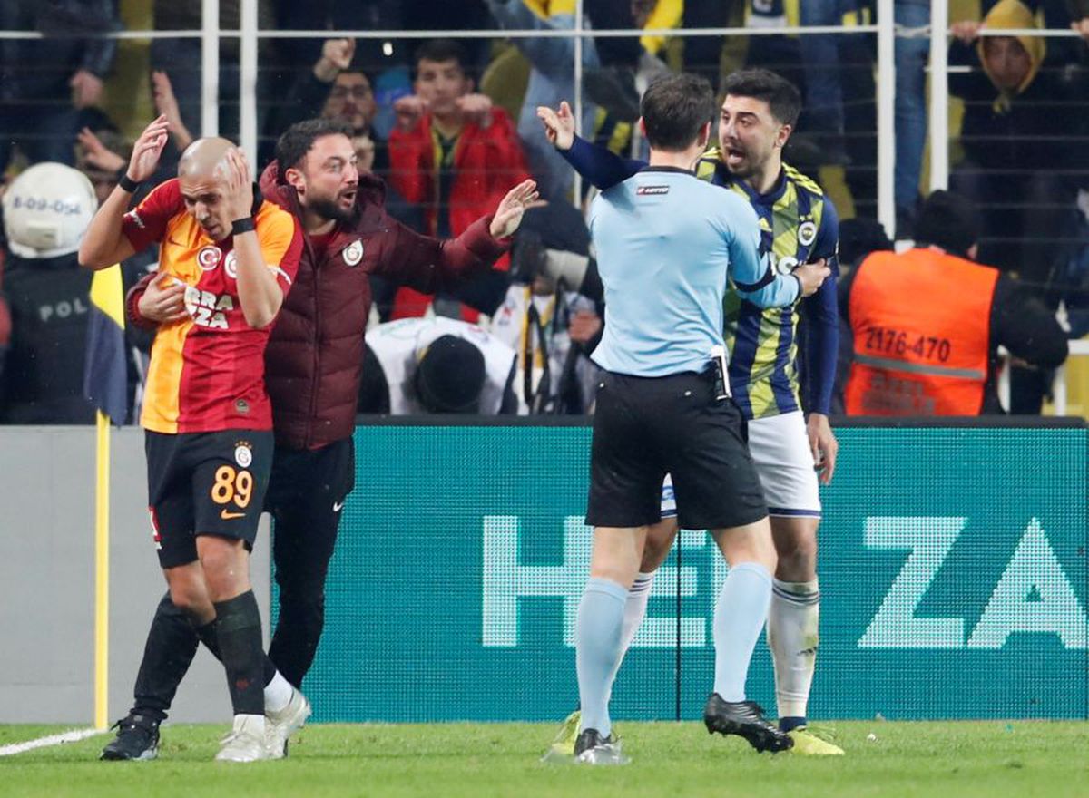 FENERBAHCE - GALATASARAY 1-3 // VIDEO + FOTO Florin Andone, pe bancă într-un derby infernal: bătăi în tribune, jucători loviți și o victorie ISTORICĂ
