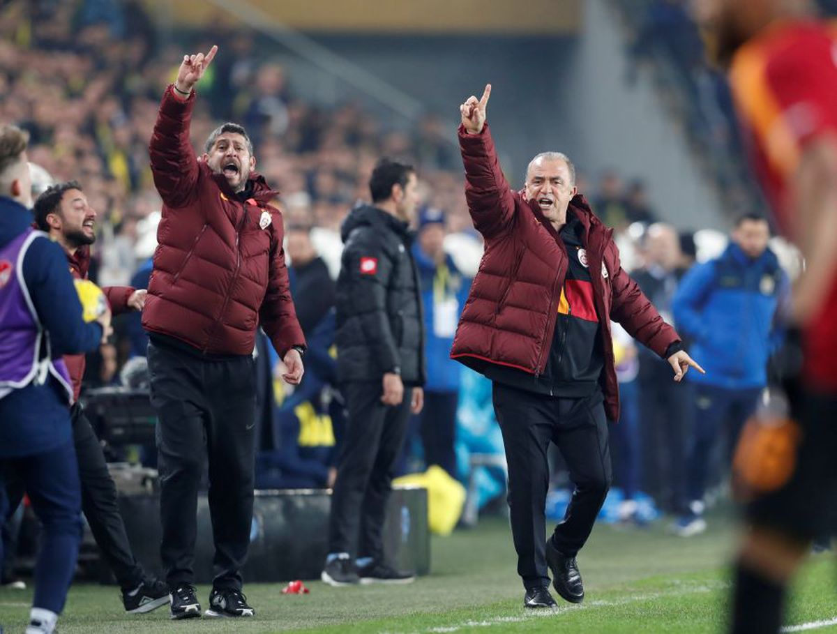 FENERBAHCE - GALATASARAY 1-3 // VIDEO + FOTO Florin Andone, pe bancă într-un derby infernal: bătăi în tribune, jucători loviți și o victorie ISTORICĂ