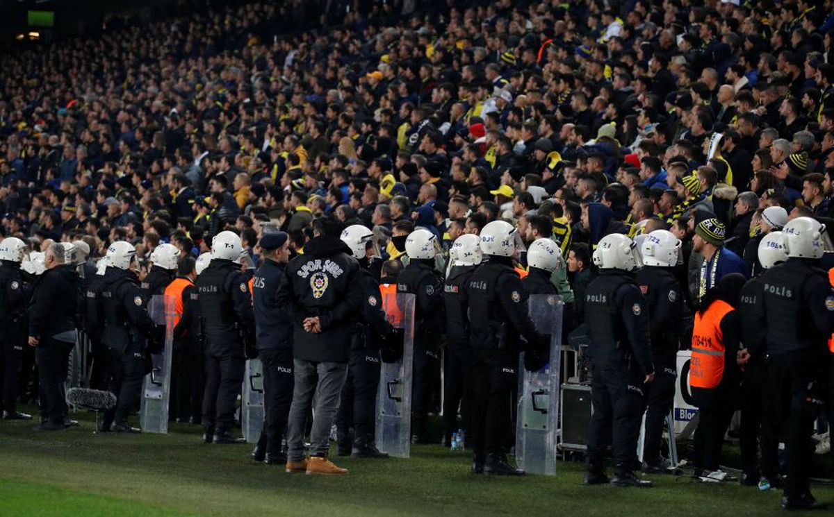 FENERBAHCE - GALATASARAY 1-3 // VIDEO + FOTO Florin Andone, pe bancă într-un derby infernal: bătăi în tribune, jucători loviți și o victorie ISTORICĂ