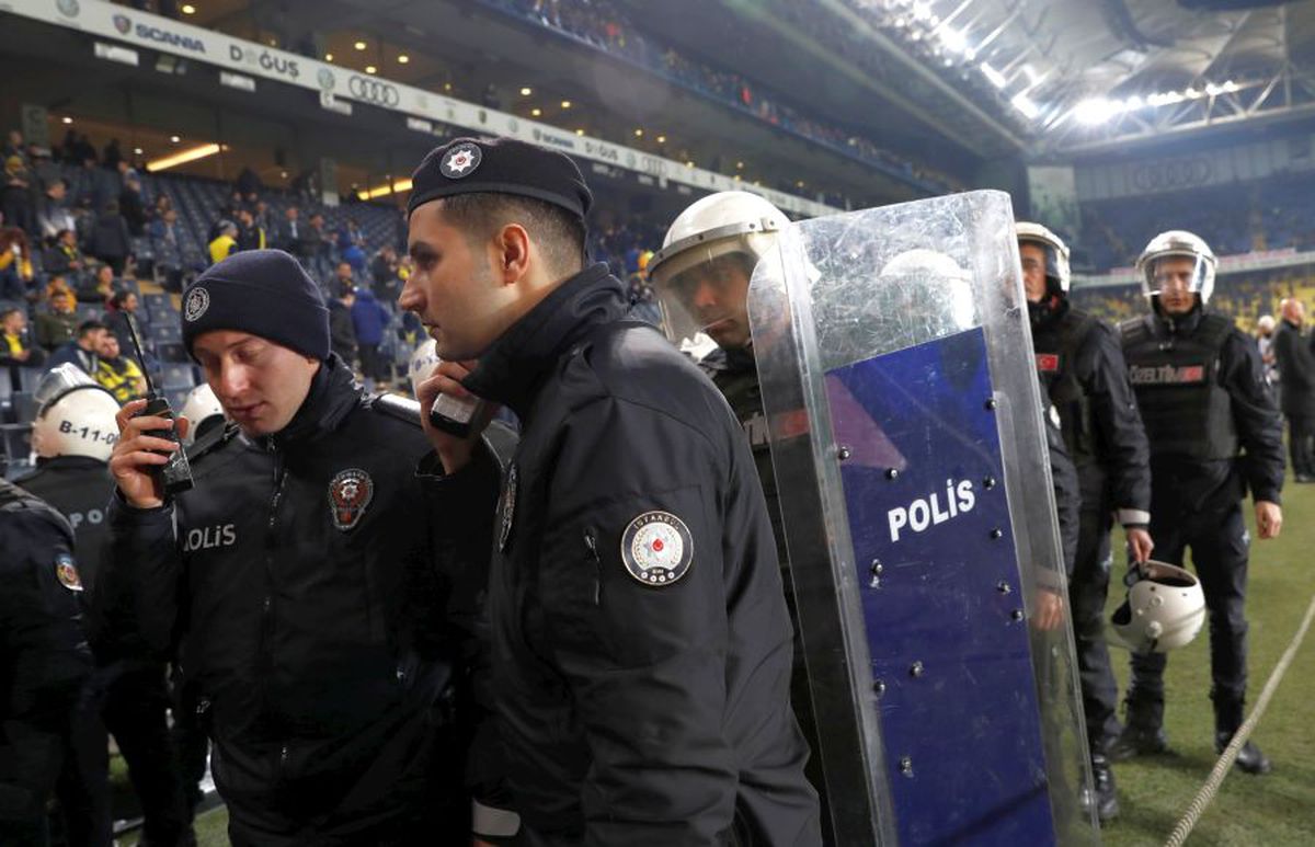 FENERBAHCE - GALATASARAY 1-3 // VIDEO + FOTO Florin Andone, pe bancă într-un derby infernal: bătăi în tribune, jucători loviți și o victorie ISTORICĂ