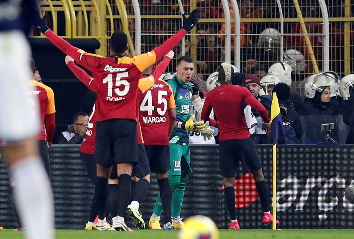 FENERBAHCE - GALATASARAY 1-3 // VIDEO + FOTO Florin Andone, pe bancă într-un derby infernal: bătăi în tribune, jucători loviți și o victorie ISTORICĂ