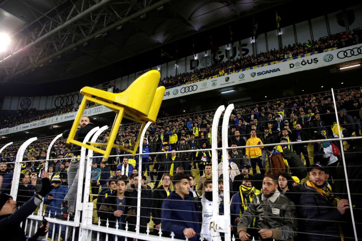 FENERBAHCE - GALATASARAY 1-3 // VIDEO + FOTO Florin Andone, pe bancă într-un derby infernal: bătăi în tribune, jucători loviți și o victorie ISTORICĂ