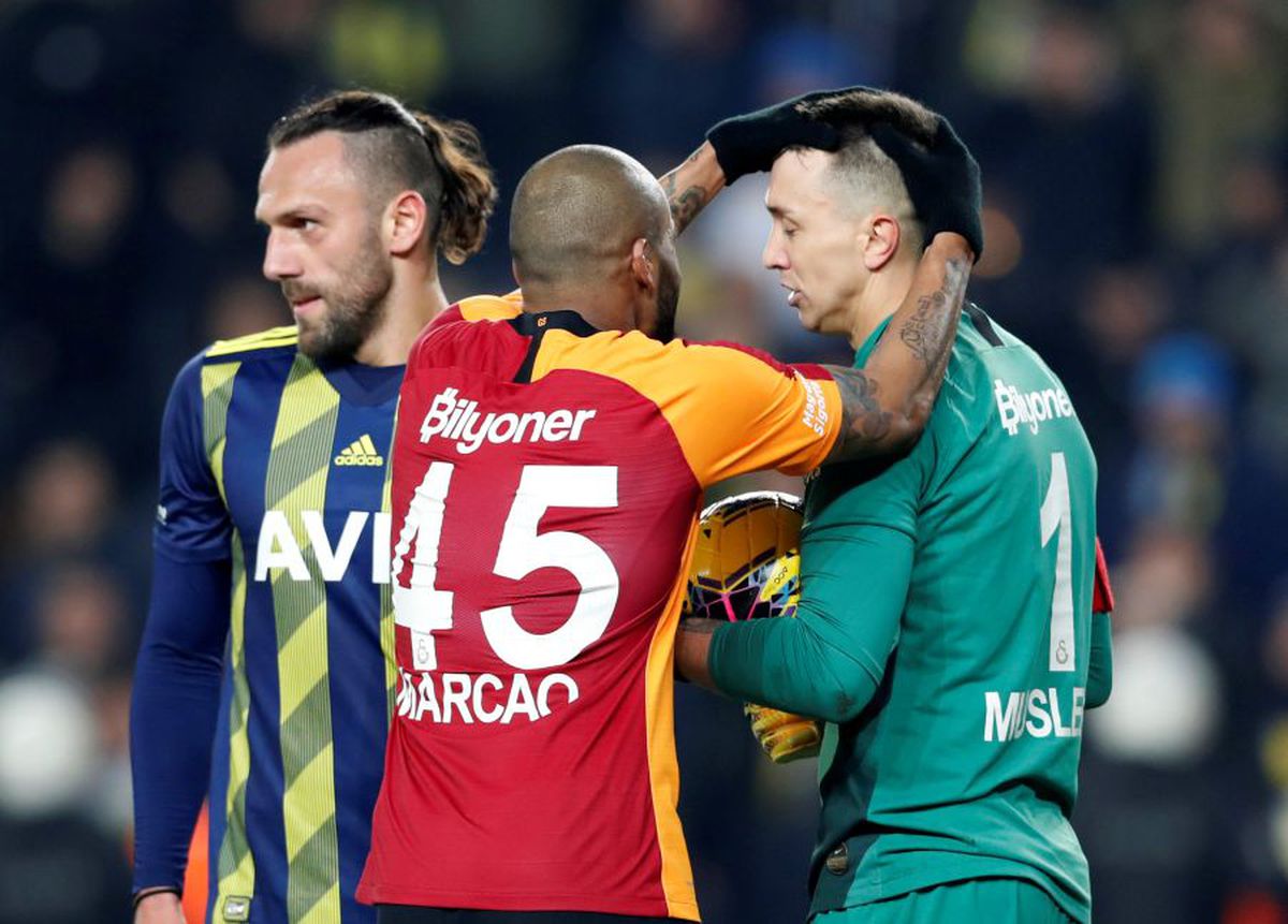 FENERBAHCE - GALATASARAY 1-3 // VIDEO + FOTO Florin Andone, pe bancă într-un derby infernal: bătăi în tribune, jucători loviți și o victorie ISTORICĂ
