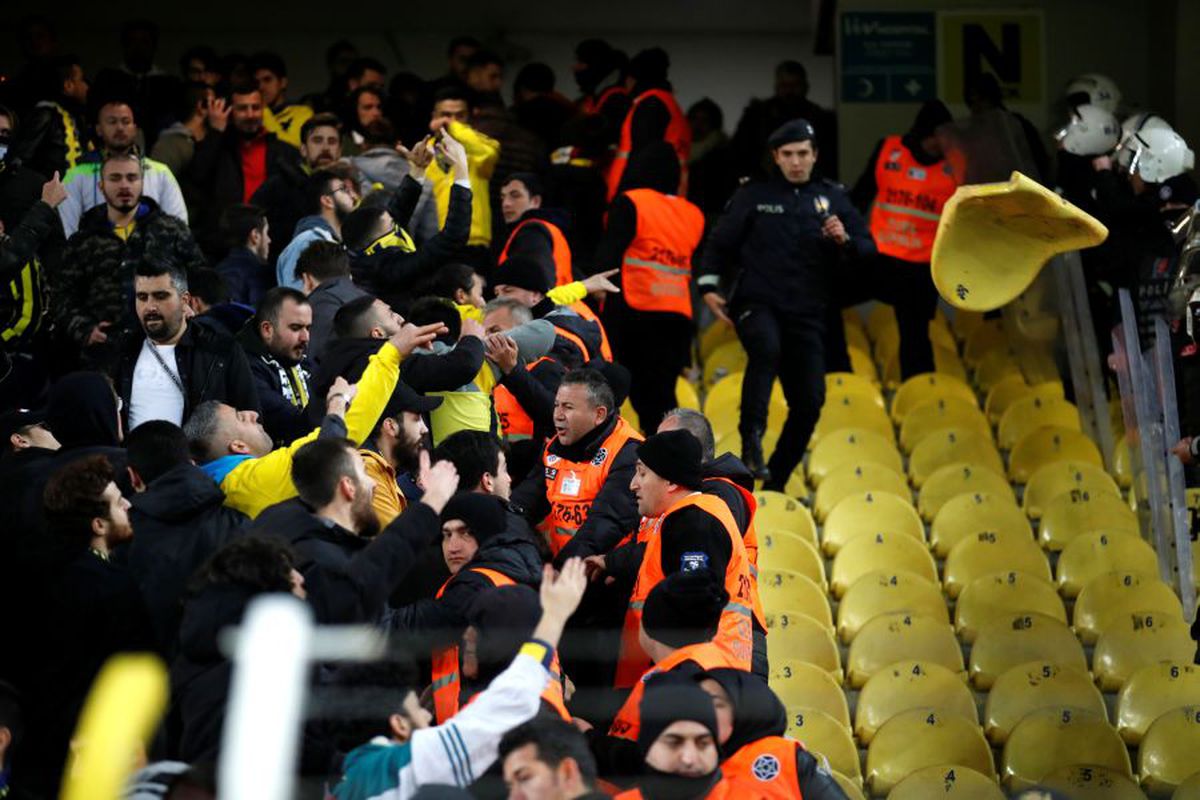 FENERBAHCE - GALATASARAY 1-3 // VIDEO + FOTO Florin Andone, pe bancă într-un derby infernal: bătăi în tribune, jucători loviți și o victorie ISTORICĂ