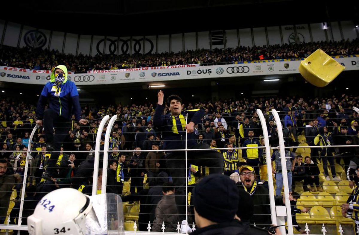 FENERBAHCE - GALATASARAY 1-3 // VIDEO + FOTO Florin Andone, pe bancă într-un derby infernal: bătăi în tribune, jucători loviți și o victorie ISTORICĂ