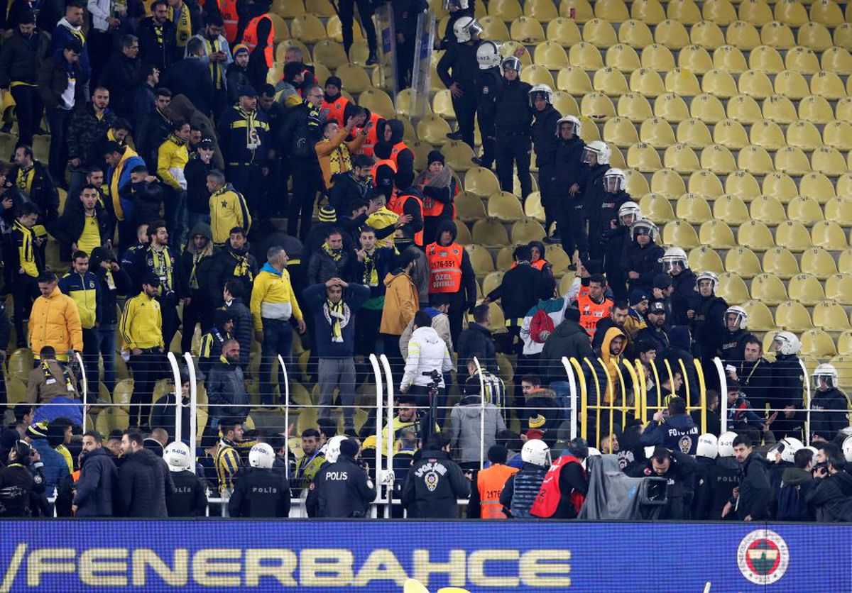 FENERBAHCE - GALATASARAY 1-3 // VIDEO + FOTO Florin Andone, pe bancă într-un derby infernal: bătăi în tribune, jucători loviți și o victorie ISTORICĂ