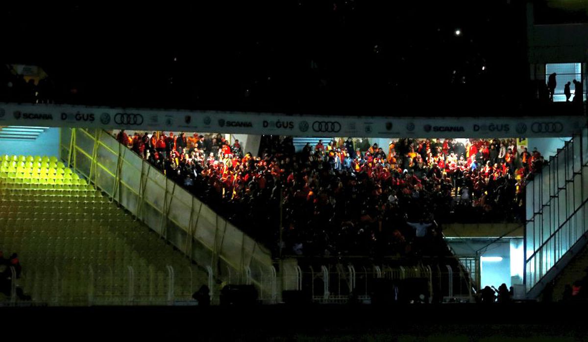 FENERBAHCE - GALATASARAY 1-3 // VIDEO + FOTO Florin Andone, pe bancă într-un derby infernal: bătăi în tribune, jucători loviți și o victorie ISTORICĂ